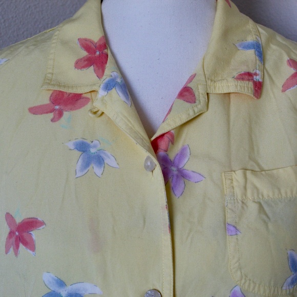 Butter Yellow Floral Short Sleeve Cropped Button Front Shirt - Picture 3 of 9